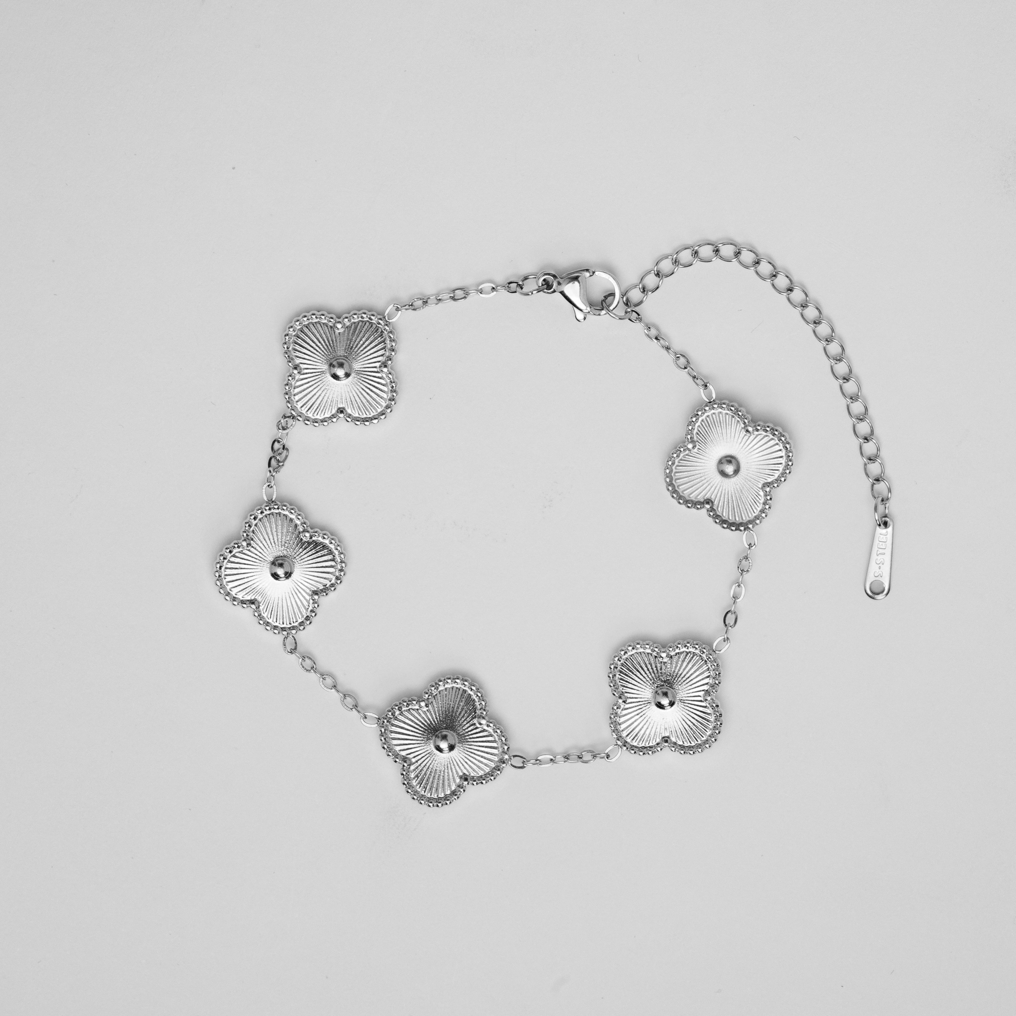 Armbånd med Kløvermotiv | Justerbar Kæde | Elegant Detalje